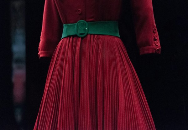 How to choose the right type of belt for a high-waisted skirt?